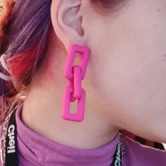 New Acrylic Chain Link look Fuchsia or Hot Pink, Post or Stud Earrings. - Picture 5 of 6